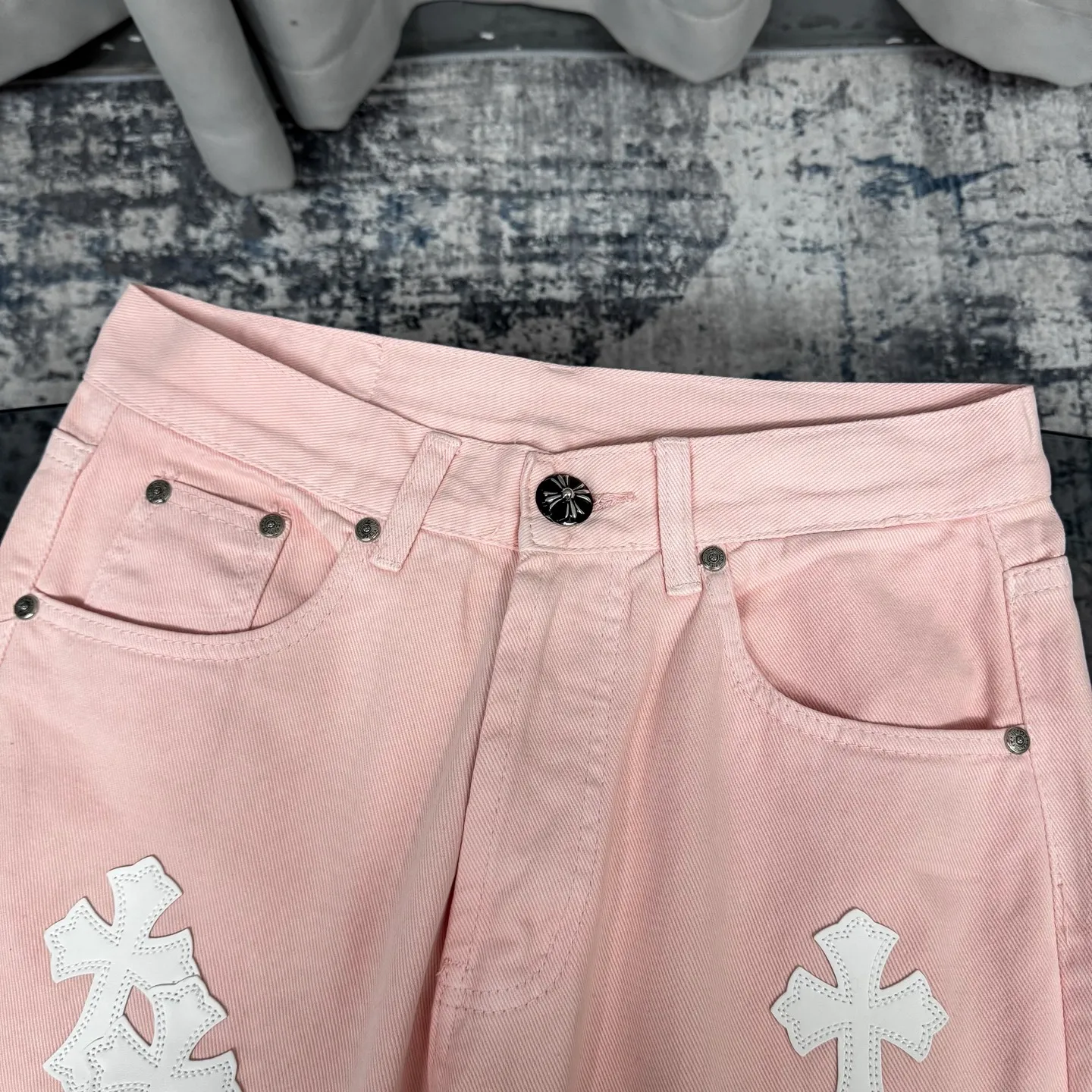 P260 Chrome hearts CH co-branded Drak Miami light pink jeans exude uninhibited personality and unique charm. Every wear and tear is carefully designed to present a unique artistic feel. Made of imported denim fabric, which has undergone heavy industrial washing and destruction treatment, the trousers show a super cool effect on the upper body, allowing you to dominate the fashion stage.  This is more than just a pair of jeans, it is an expression of attitude. With its unique design concept and ultimate pursuit of details, Croxin breaks traditional boundaries and defines the jeans trend in the new era. The trousers are made of double-layer woven fabric with customized hardware. Italian-made special cowhide is printed and cut. Custom-made sheepskin three-layer thick-line leather. The whole body is spliced ​​in heavy water washing. Craftsmen hand-splash ink. You can see the details. Three-dimensional cutting version. Loose and comfortable, not flattering. Makes taller and slimmer. Factory Seiko. Original quality control. Same style for men and women. Can be matched with couples. Versatile recommendation. Must-have jeans for all seasons. Color: light pink. Size: 28-30-32-34.
